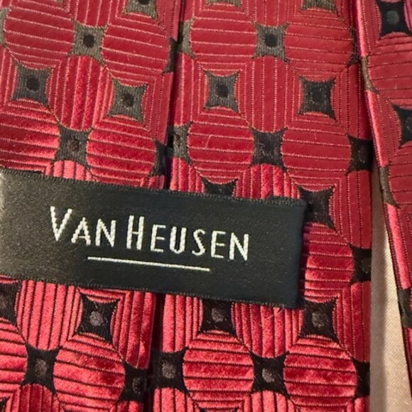 Van Heusen tie - Picture 2 of 3